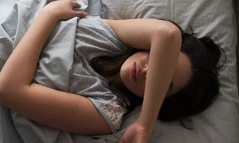 Nghe vợ trẻ báo tin vui, chồng ngờ vực vì thường làm một việc nam giới nào cũng từng thực hiện