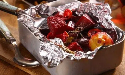 Dùng giấy bạc để gói hay nướng thực phẩm có gây ung thư? Chuyên gia cảnh báo một kiểu dùng giấy bạc dễ gây họa