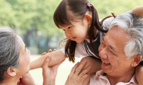 Về nội 2 tuần con gái bỗng trắng trẻo, mập mạp hơn, biết nguyên nhân tôi bật khóc