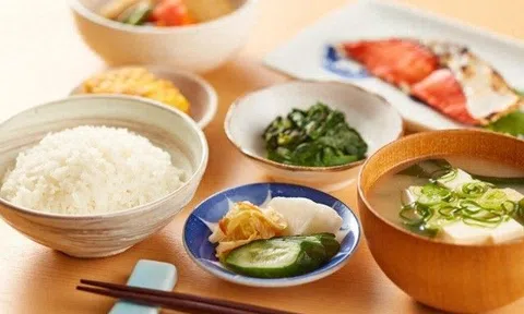 Cũng ăn cơm nhưng người Nhật lại có cách ăn khác người Việt nên sống thọ mà không lo béo phì, tiểu đường