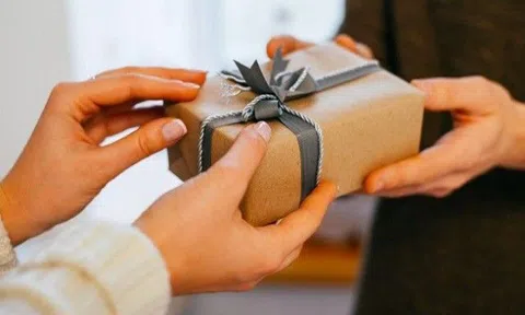 Giám đốc hồ hởi đưa thứ người tình trao đi xét nghiệm ADN, nhận kết quả "đúng là con mình" nhưng vẫn chết lặng