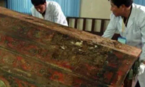 Khai quật chiếc quan tài đỏ bỗng thấy chất lỏng bí ẩn chảy ra, chuyên gia liền hét lớn: Chạy ngay đi!