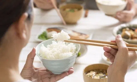Ăn nhanh 10 phút hay ăn chậm hơn 30 phút thì tốt cho sức khỏe hơn? Lý giải của bác sĩ khiến nhiều người giật mình