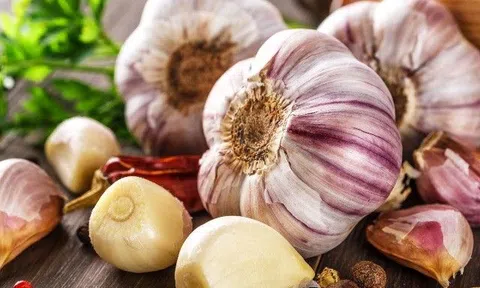 Ăn tỏi thường xuyên là “yêu gan” hay “hại gan”? Có một kiểu người chắc chắn không nên ăn tỏi hàng ngày