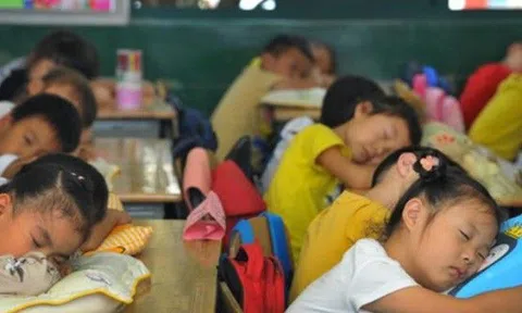 Bố mẹ đóng tiền triệu cho khoản phí ngủ trưa ở trường, nhìn ảnh thực tế lập tức đi kiện