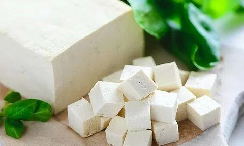 Đậu phụ giàu đạm, canxi nhưng có 4 loại càng ăn càng hại gan, thận, khi mua đậu thấy có màu này thì tránh xa