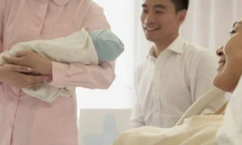 Y tá mừng rỡ bế em bé ra nhận người thân, bố đứa trẻ lại ngơ ngác hỏi "Cô có nhầm không?"