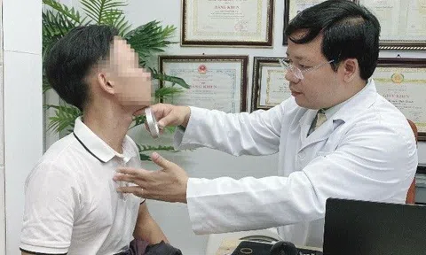 Bị nhiễm độc từ kiến ba khoang lại tưởng mắc Zona, thanh niên ở Hà Nội bôi sai thuốc khiến da bỏng rộp
