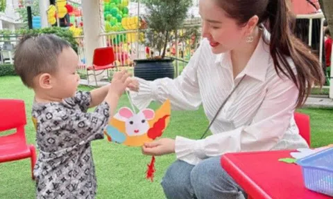 Mới đi nhà trẻ buổi thứ 2, con trai Bảo Thy tự tin vượt bạn đồng lứa khi làm mẫu nhí