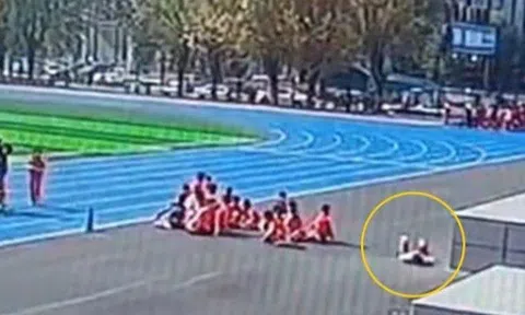 Bé 7 tuổi đột tử trong giờ học thể dục, hành động của giáo viên khiến gia đình phẫn nộ