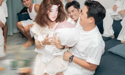 Nhã Phương bận trông con phải tỉnh ngủ khi thấy Trường Giang thân mật với "gái lạ"