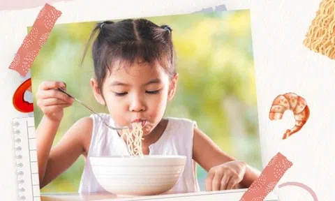Có nên ngăn cản không cho trẻ ăn mì ăn liền?