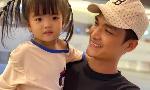 Con gái Mạc Văn Khoa lúc nhỏ phải đội tóc giả, giờ lớn tóc đen dày mẹ tết được vô số kiểu tóc
