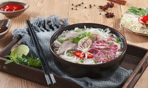 Ăn phở có nên vắt chanh? Thêm chanh giúp cơ thể hấp thu thứ quý giá nhất trong thịt bò nhưng ít ai biết