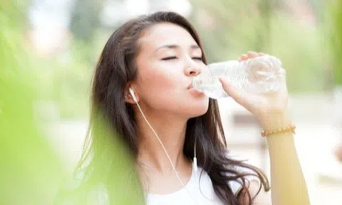 Đứng hay ngồi uống nước thì tốt? Kiểu uống nước ai cũng tưởng tốt nhưng khiến hệ tiêu hóa "kêu cứu"