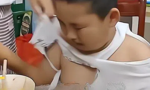 Thấy con trai đi học về quần áo rách tả tơi, biết được nguyên nhân bố mẹ "cười chảy nước mắt"