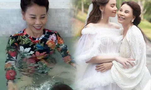 Mẹ ruột Hồ Ngọc Hà mặc đồ tắm sặc sỡ, nổi nhất khi đi du lịch cùng các cháu