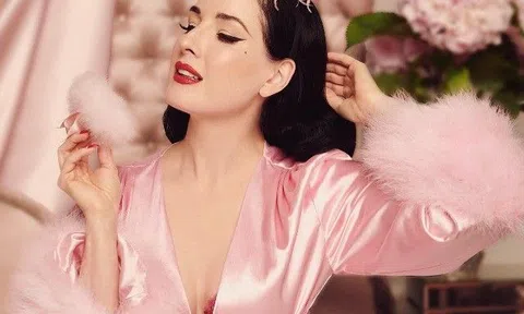 "Nữ hoàng múa thoát y" quyến rũ bậc nhất thế giới chỉ mặc nội y cũng sang, khó ai tin đã tuổi ngũ tuần