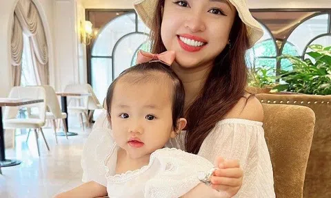 Con gái MC Vân Hugo giống bố doanh nhân y đúc, được mẹ khen là em bé dễ nuôi