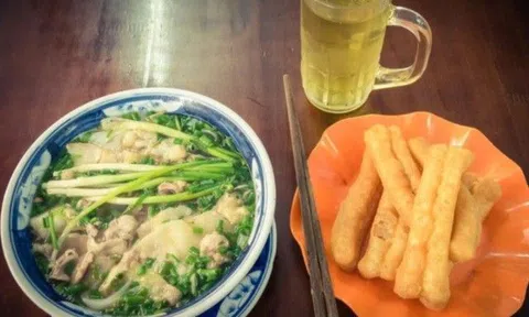 Vừa ăn phở vừa uống nước này sẽ gây viêm đại tràng, ung thư: Sự thật hay chỉ là dọa dẫm?