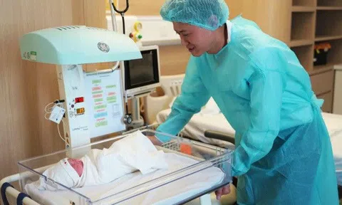 Quách Ngọc Tuyên đón con thứ 2 với vợ kém 16 tuổi, bật khóc nức nở khi nhìn thấy con