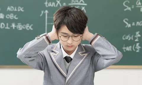 Nam sinh học giỏi Toán nhưng dốt Tiếng Việt, đến lớp là xoa đầu bạn, sau đó phải nhập viện tâm thần