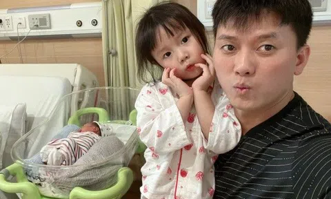 Con gái Quách Ngọc Tuyên 4 tuổi bế em cực khéo, diện mạo quý tử mới chào đời thành tâm điểm