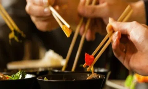 Ăn chung với người bị bệnh dạ dày có dễ bị lây nhiễm bệnh?