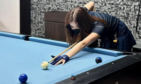 Nhan sắc chân dài bịt kín mặt đi đánh bi da, từng khóc nức nở khi đi thi Hoa hậu