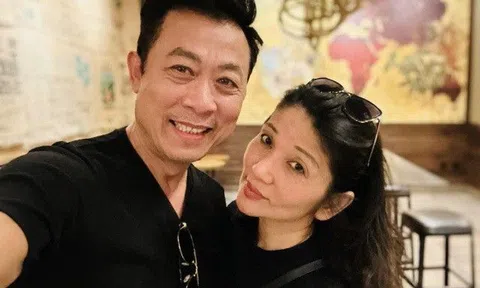 Vân Sơn xả loạt ảnh với bà xã bí ẩn mừng kỷ niệm 33 năm cưới, gọi vợ là "nữ hoàng cai tù"