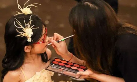 Mẹ làm nghề trang điểm hái ra tiền, mùa cưới bật khóc khi con hỏi: “Sao mẹ vào viện nhiều thế?”