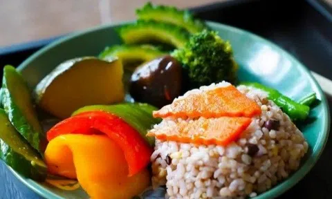 Một kiểu ăn ai cũng tưởng là "lành" nhất lại chứa "bẫy đường huyết", ăn xong lượng đường trong máu dễ tăng vọt