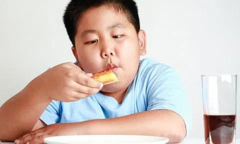 Mẹ nhận ra con mắc bệnh người già nhờ một hành động vô tình này, bác sĩ nhắc "đổi ngay cách ăn"