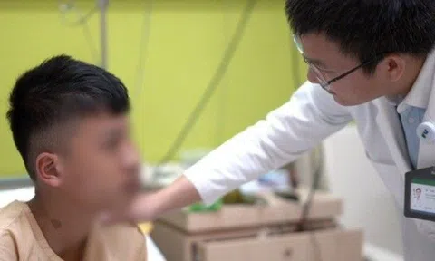 Cậu bé 8 năm bị kỳ thị vì khối u “ăn” hết nửa khuôn mặt được bác sĩ Mỹ phẫu thuật thành công