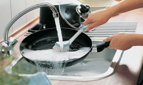 Xả nước vào nồi chảo mới nấu xong rất nguy hiểm, bác sĩ tiết lộ 2 loại chảo dễ gây ung thư nếu dùng sai
