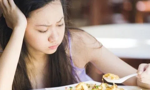 Cô gái bỏ cơm để giảm cân nhưng đường huyết vẫn tăng vù vù, bác sĩ chỉ ra sai lầm chí mạng