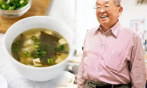 Bác sĩ ung thư U90 thể lực tốt hơn thanh niên, tóc trắng bỗng đen lại nhờ ăn 3 thực phẩm "xanh tóc, đỏ da"