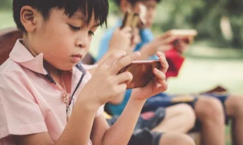 Mẹ bất lực khi hai con nhỏ "nghiện" điện thoại, chuyên gia tiết lộ 4 tuyệt chiêu "cai" nhưng điều cuối ít bố mẹ làm được
