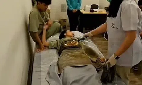 Tin vào phương pháp làm đẹp Phao Ya, người mẫu gặp sự cố bốc cháy da