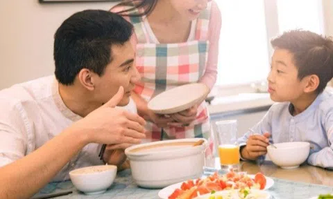 Ngày 3 bữa lo cho con ăn cơm nhà, mẹ được khen khéo chăm nhưng bác sĩ chỉ ra một lỗi dễ âm thầm hại trẻ