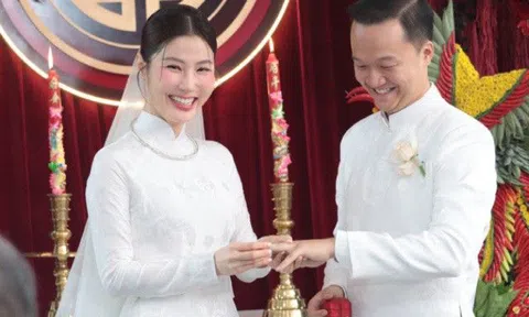 Cô dâu Diễm My 9X trao nhẫn hôn phu Việt kiều, được mẹ chồng tặng nhà, tự tay đeo bộ trang sức kim cương
