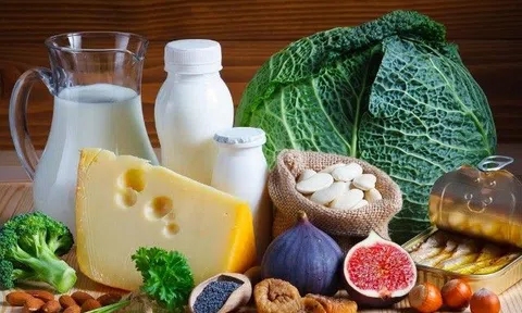 Bổ sung nhiều canxi có gây tác dụng phụ gì không? Một chất giúp tăng hấp thu canxi nhưng nhiều người "quên"