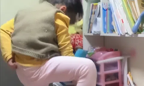 Con gái đang làm bài tập trong phòng bỗng hét lớn, người mẹ lén kiểm tra thấy cảnh tượng mới ngã ngửa