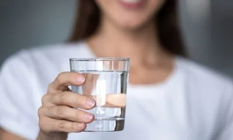 Lười uống nước lọc, cô gái 20 tuổi "mọc" 300 viên sỏi thận khiến bác sĩ hãi hùng