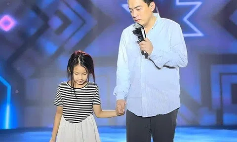 Lam Trường hiếm hoi dắt tay con gái lên sân khấu, cưng chiều cỡ nào mà vợ chê "sến chảy nước"