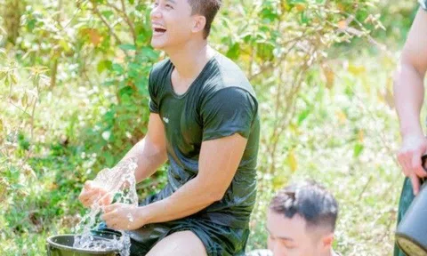 Cảnh dàn sao nam showbiz Việt tắm tập thể giữa núi đồi làm dân mạng cười lăn