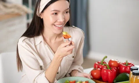 Ăn gì bổ da? Bác sĩ tiết lộ 2 loại rẻ tiền "kích" da khỏe đẹp, 3 thứ dễ khiến da xấu, mau già