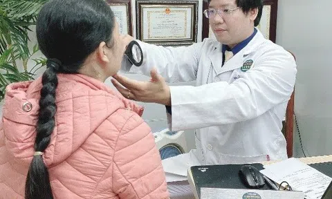 Người phụ nữ có gương mặt đầy sẹo, co kéo sau khi đi lột mặt để da trắng mịn tự nhiên đón Tết