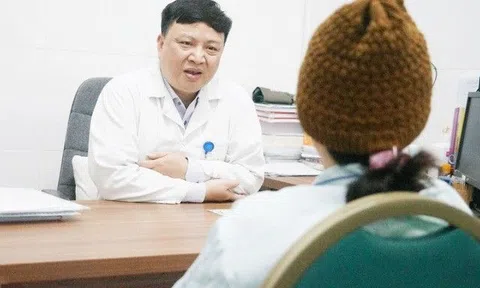 Đêm nghe tiếng cháu khóc bà ngoại hơn 40 tuổi lại chạy sang bế, khi cháu về nhà nội thì bà nhập viện tâm thần