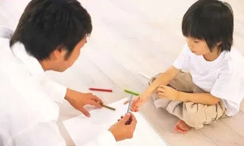 Bé gái 6 tuổi nhập viện tâm thần vì học từ sáng đến tối, có cả giáo sư kèm cặp